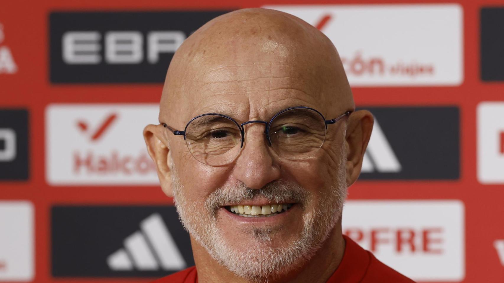 Luis de la Fuente sonríe en rueda de prensa