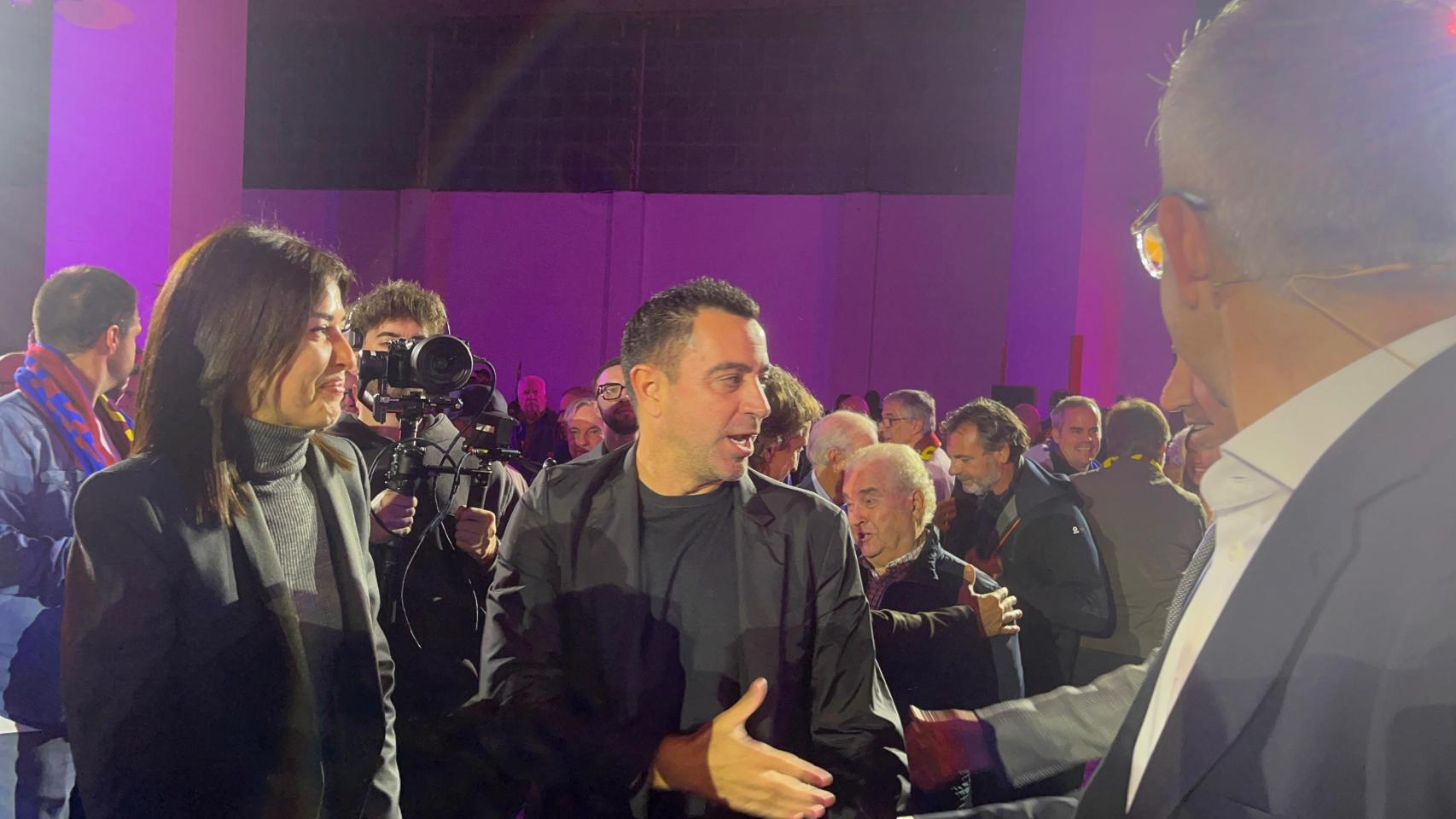 Xavi Hernández saluda a Víctor Font y a los representantes de 'Nosaltres' en la presentación de la candidatura en la Fira de Montjuïc de Barcelona
