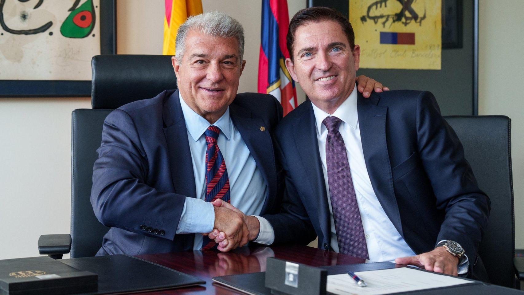 Xavi Pascual, después de firmar su contrato junto a Joan Laporta