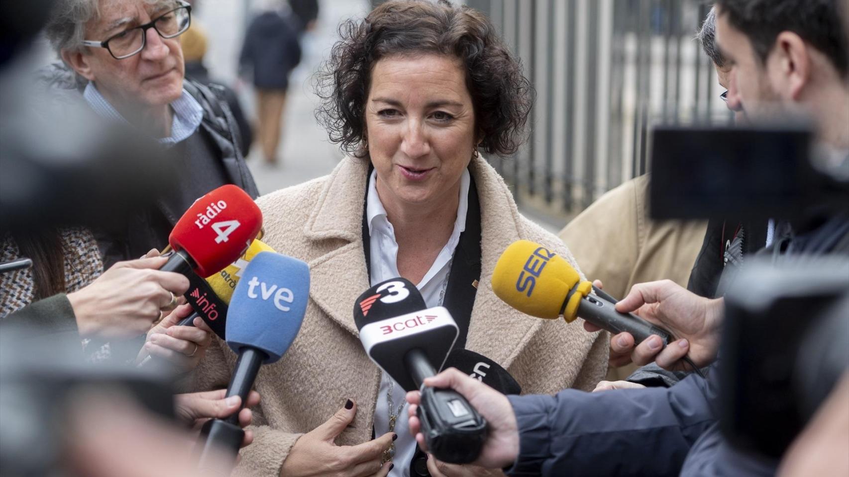 La consejera de Economía y Hacienda de Cataluña, Alicia Romero, atiende a los medios a su llegada a la reunión del Consejo de Política Fiscal y Financiera (CPFF) el 17 de noviembre de 2025