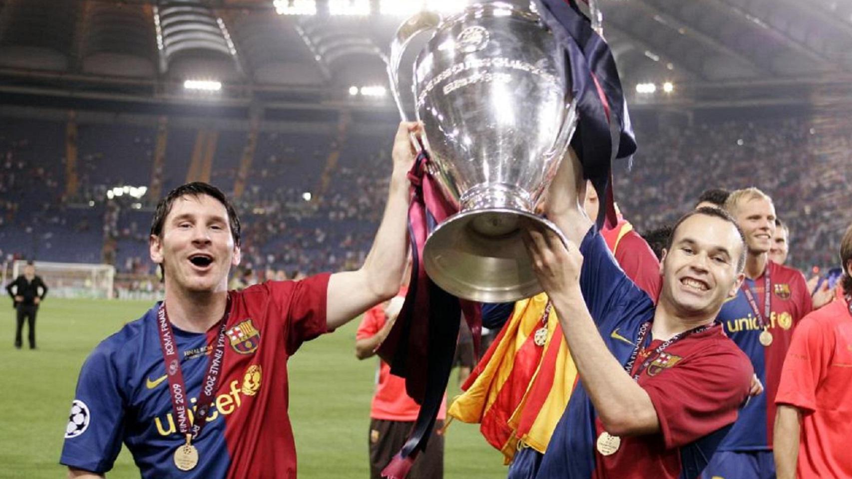 Leo Messi y Andrés Iniesta levantan el trofeo de la Champions League en 2009