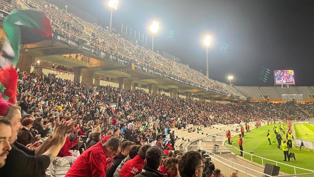 La grada del Estadi Lluís Companys celebra el gol de Palestina contra Catalunya