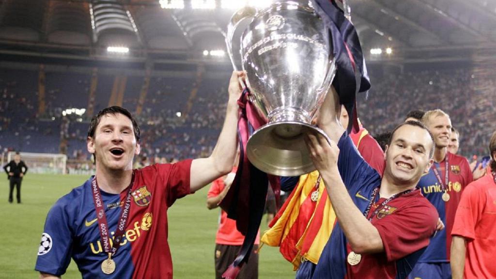 Leo Messi i Andrés Iniesta aixequen el trofeu de la Champions League el 2009