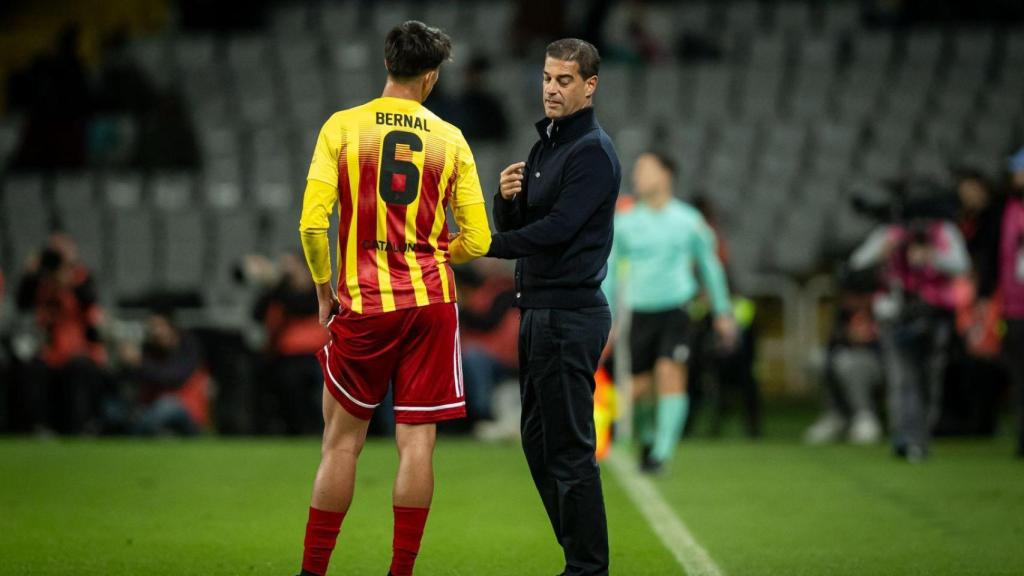 Marc Bernal conversa amb Gerard López al Catalunya-Palestina sobre la gespa de l'Estadi Lluís Companys