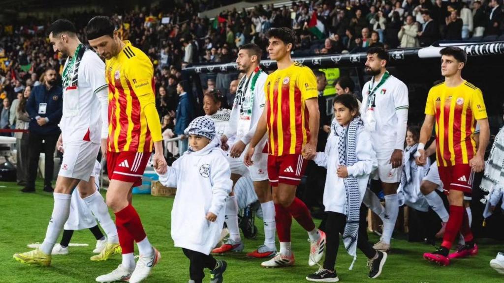 Els jugadors de Palestina i Catalunya salten a la gespa de l'Estadi Lluís Companys