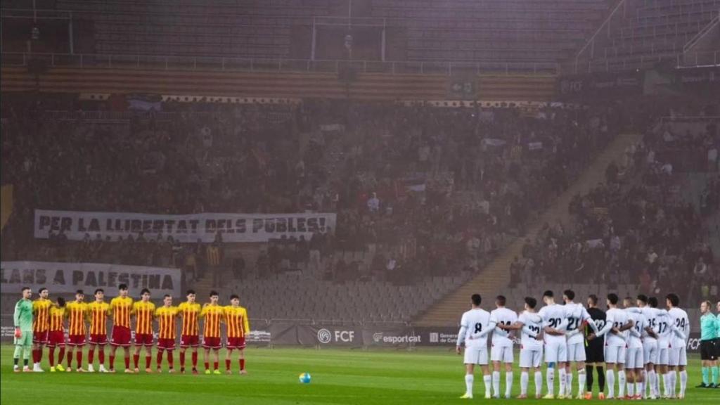 Els jugadors de Palestina i Catalunya en el minut de silenci sobre la gespa de l'Estadi Lluís Companys