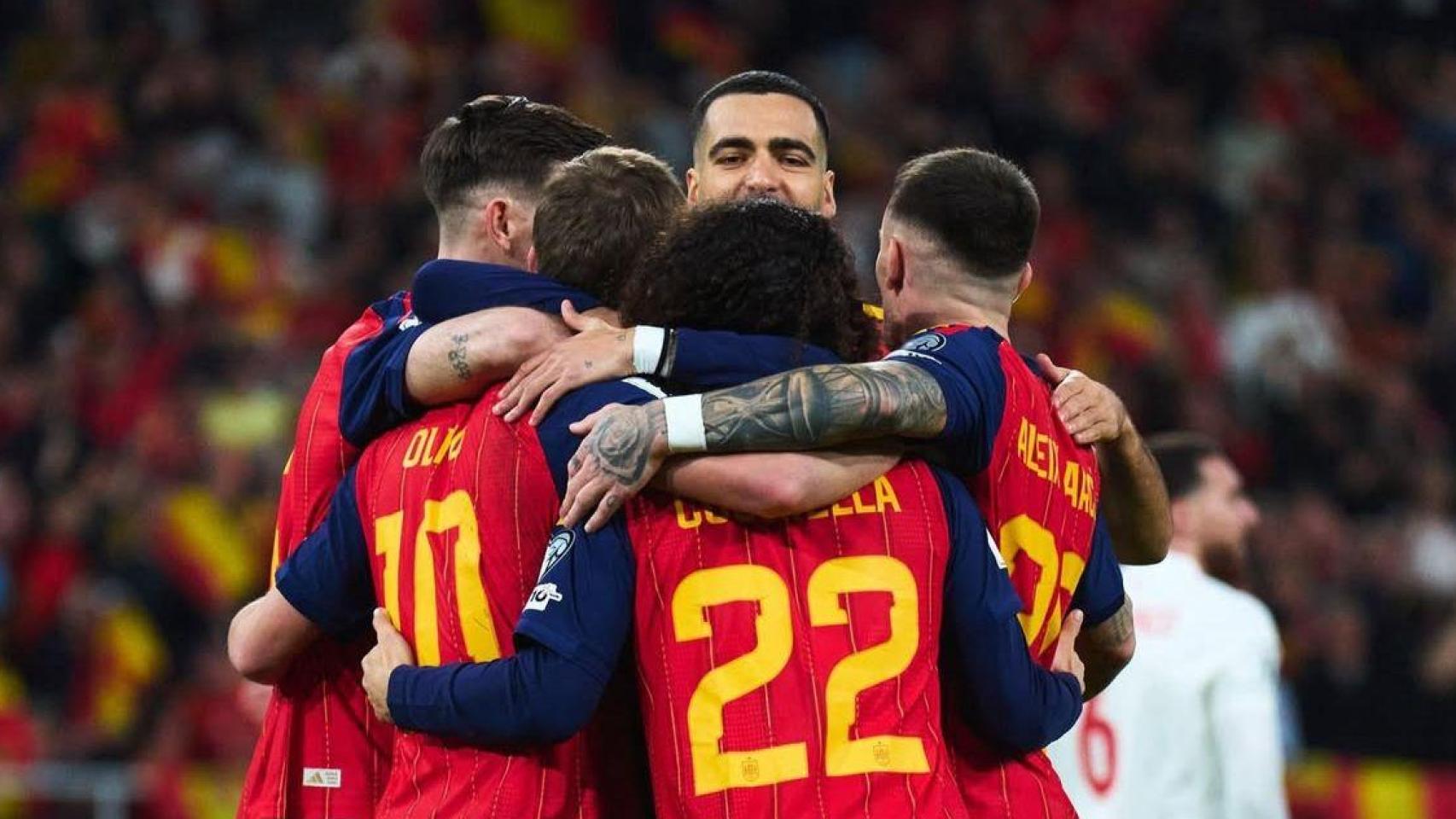Los jugadores de la selección española celebran el gol de Dani Olmo en el España-Turquía