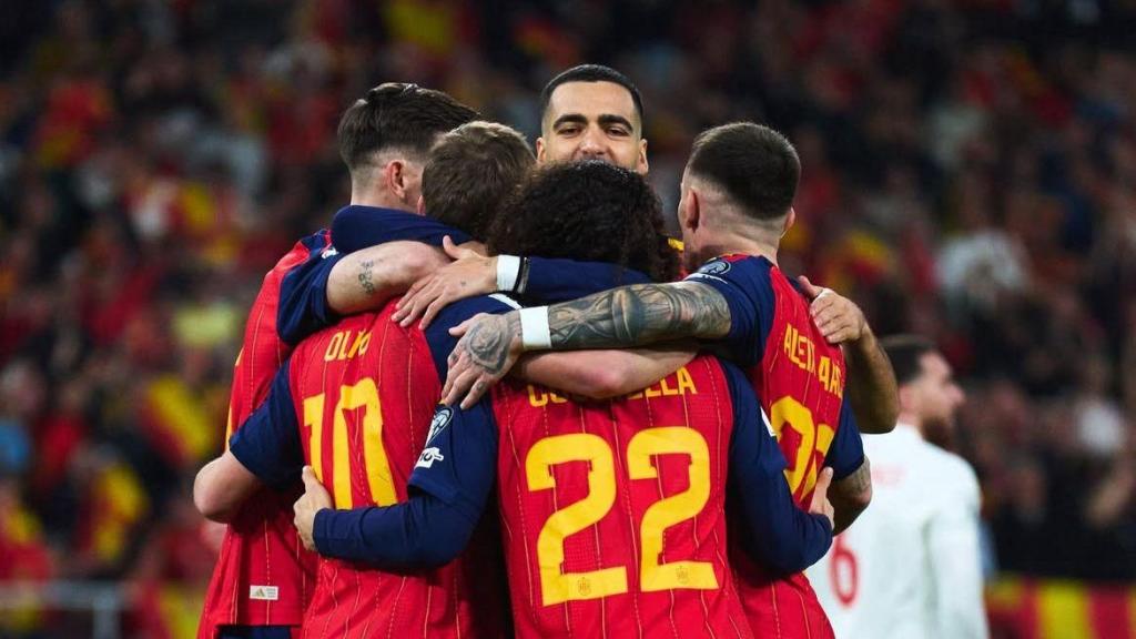 Los jugadores de la selección española celebran el gol de Dani Olmo en el España-Turquía