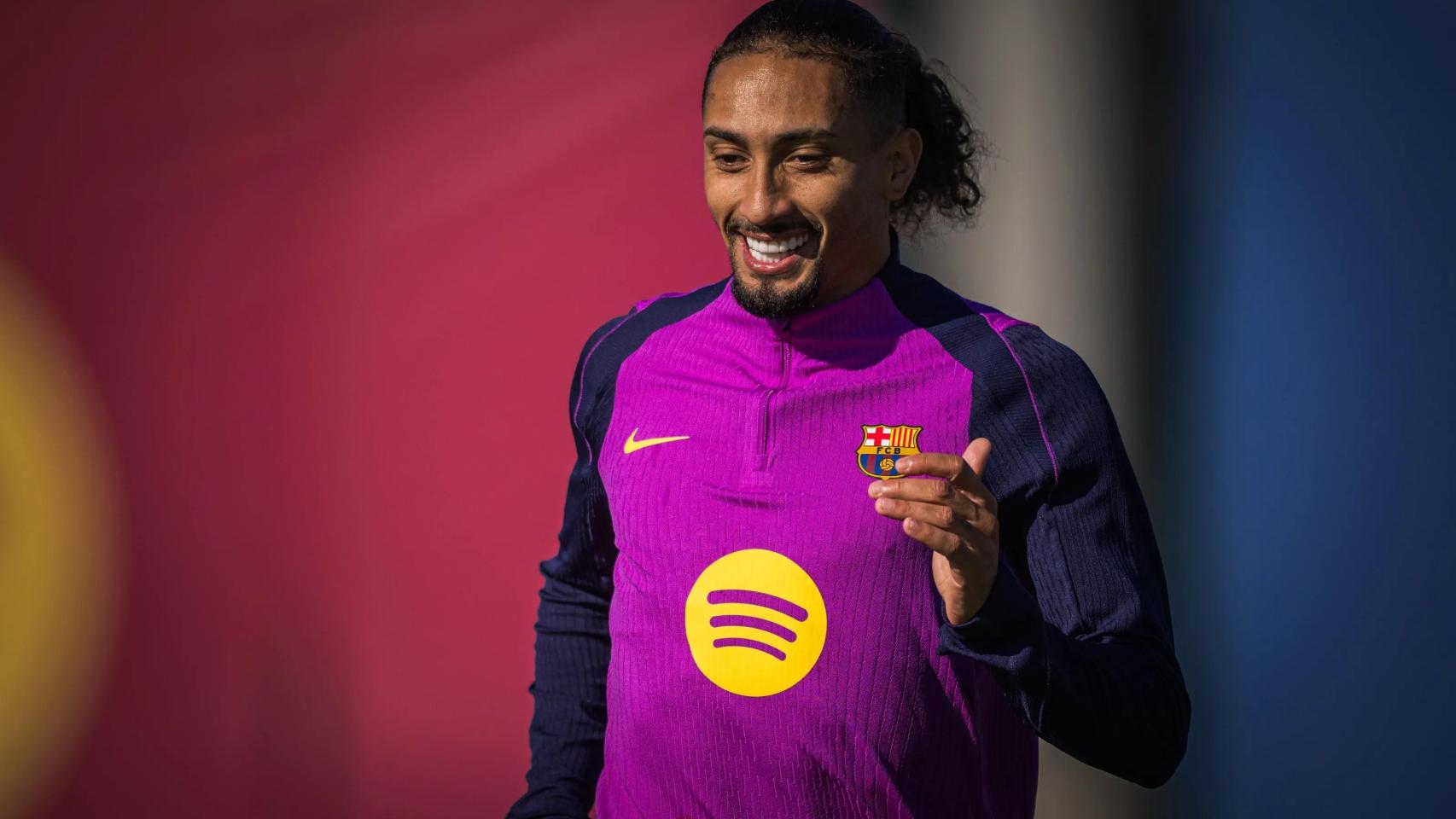 Raphinha se entrena con el resto del grupo