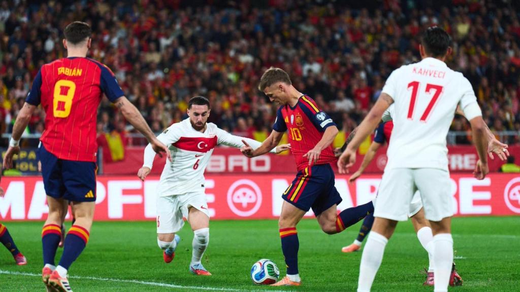 Dani Olmo anota su gol en el España-Turquía