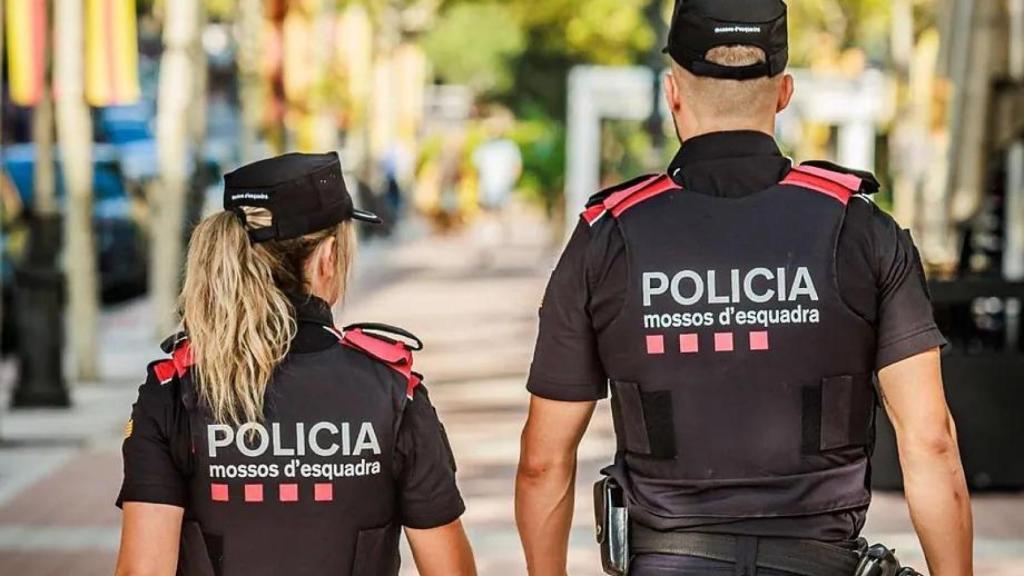 Dos agentes de los Mossos @mossos