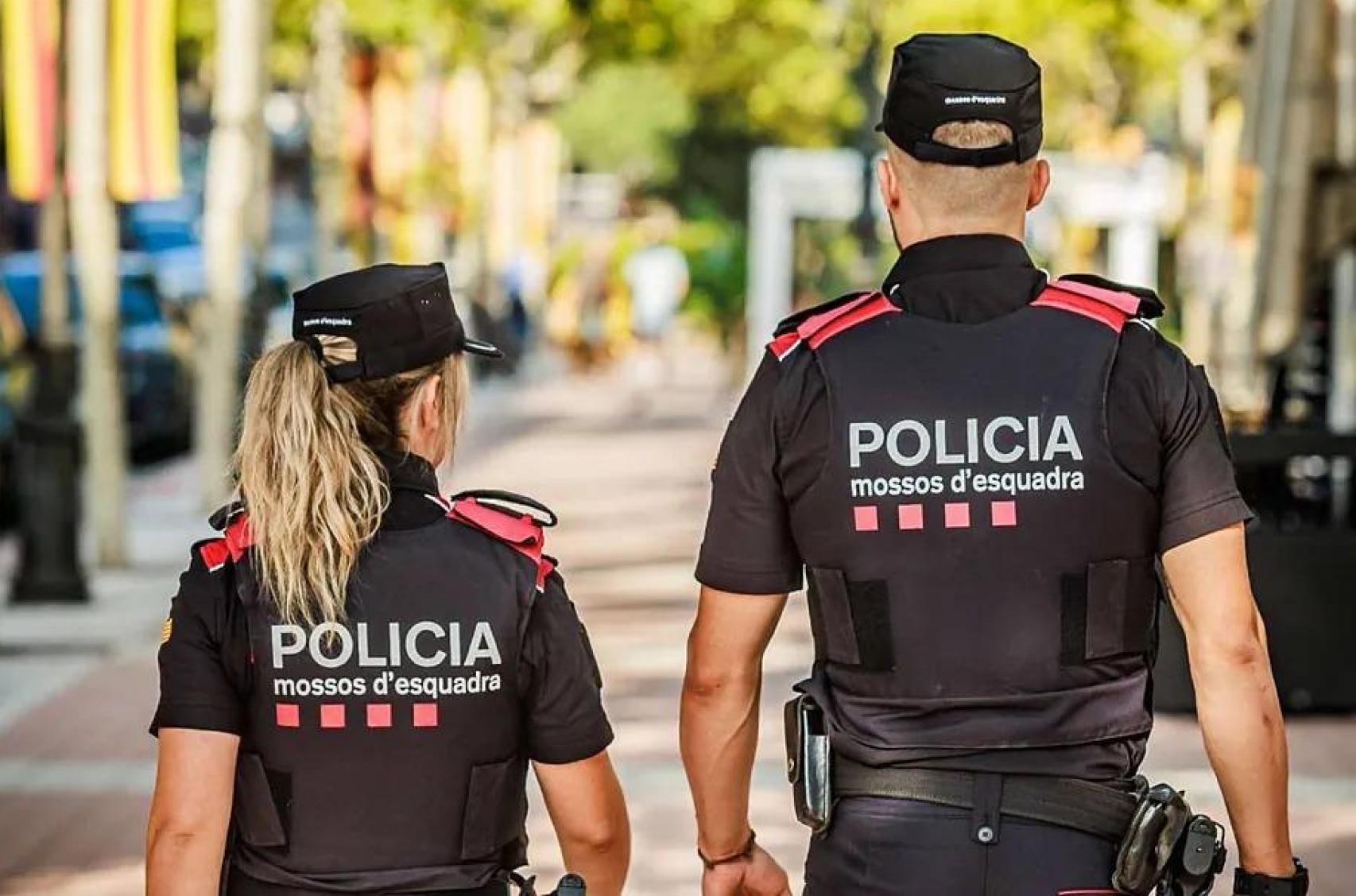 Dos agentes de los Mossos @mossos