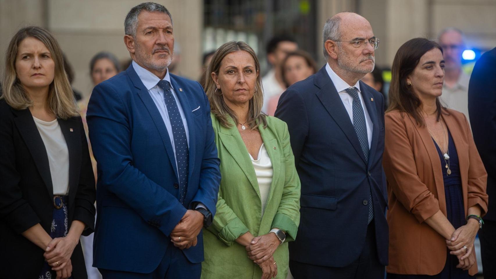 La 'consellera' de Igualdad y Feminismo, Eva Menor, con otros miembros del Govern en un minuto de silencio contra los feminicidios en Cataluña (imagen de archivo)
