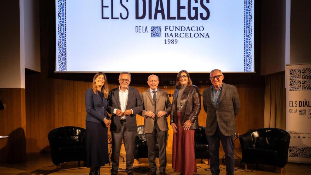 De izq. a dcha., la periodista Aurora Masip junto a Manel del Castillo, presidente del Cairos y gerente del Hospital del Sant Joan de Déu, Elvira Bisbe, presidenta del Col·legi Oficial de Metges de Barcelona, y Josep Maria Via, exdirector del Institut Català de la Salut (ICS) y del CatSalut, durante la celebración de 'Els Diàlegs' de la Fundació Barcelona 1989