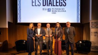De izq. a dcha., la periodista Aurora Masip junto a Manel del Castillo, presidente del Cairos y gerente del Hospital del Sant Joan de Déu, Elvira Bisbe, presidenta del Col·legi Oficial de Metges de Barcelona, y Josep Maria Via, exdirector del Institut Català de la Salut (ICS) y del CatSalut, durante la celebración de 'Els Diàlegs' de la Fundació Barcelona 1989