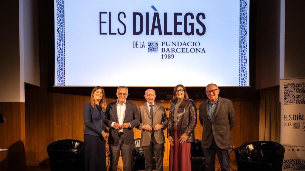 De izq. a dcha., la periodista Aurora Masip junto a Manel del Castillo, presidente del Cairos y gerente del Hospital del Sant Joan de Déu, Elvira Bisbe, presidenta del Col·legi Oficial de Metges de Barcelona, y Josep Maria Via, exdirector del Institut Català de la Salut (ICS) y del CatSalut, durante la celebración de 'Els Diàlegs' de la Fundació Barcelona 1989