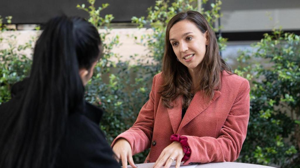 Eva Navarro durant l'entrevista a Crónica Global