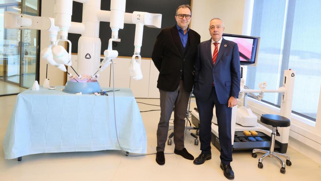 El 'managing director' de RobSurgical, Mario Ferradosa, y el delegado especial del Estado en el CZFB, Pere Navarro
