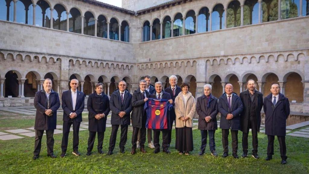Els membres de la junta directiva del FC Barcelona al Monestir de Sant Cugat del Vallès