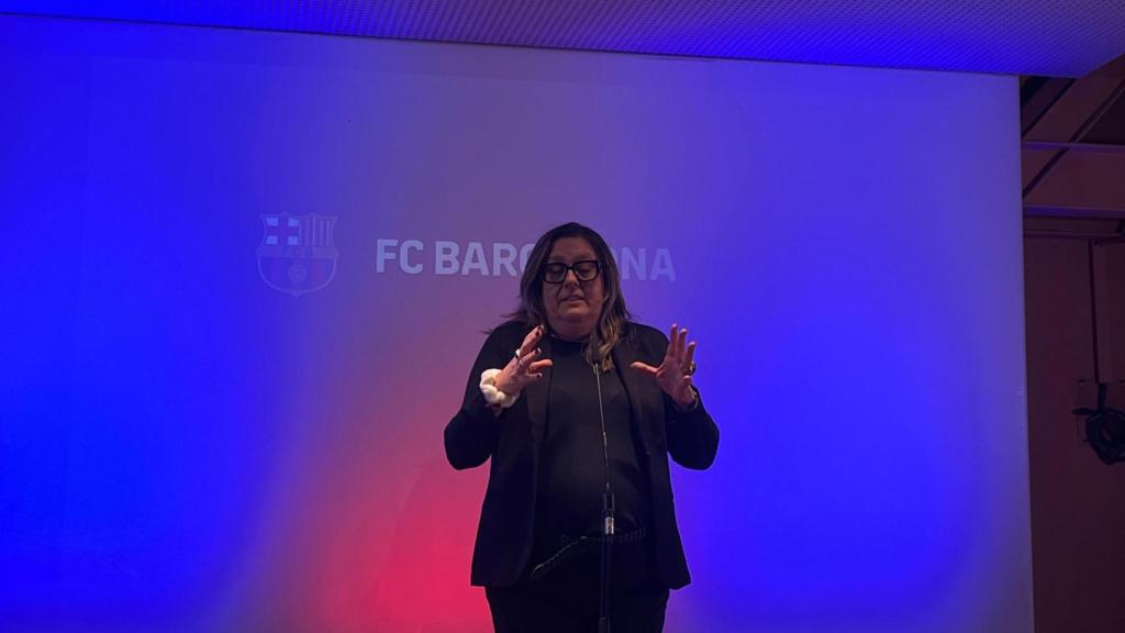 Elena Fort atén els mitjans de comunicació després de la reunió de la junta directiva del FC Barcelona al Monestir de Sant Cugat del Vallès