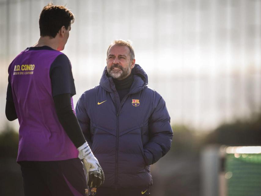 Hansi Flick habla con Wojciech Szczesny en un entrenamiento del Barça
