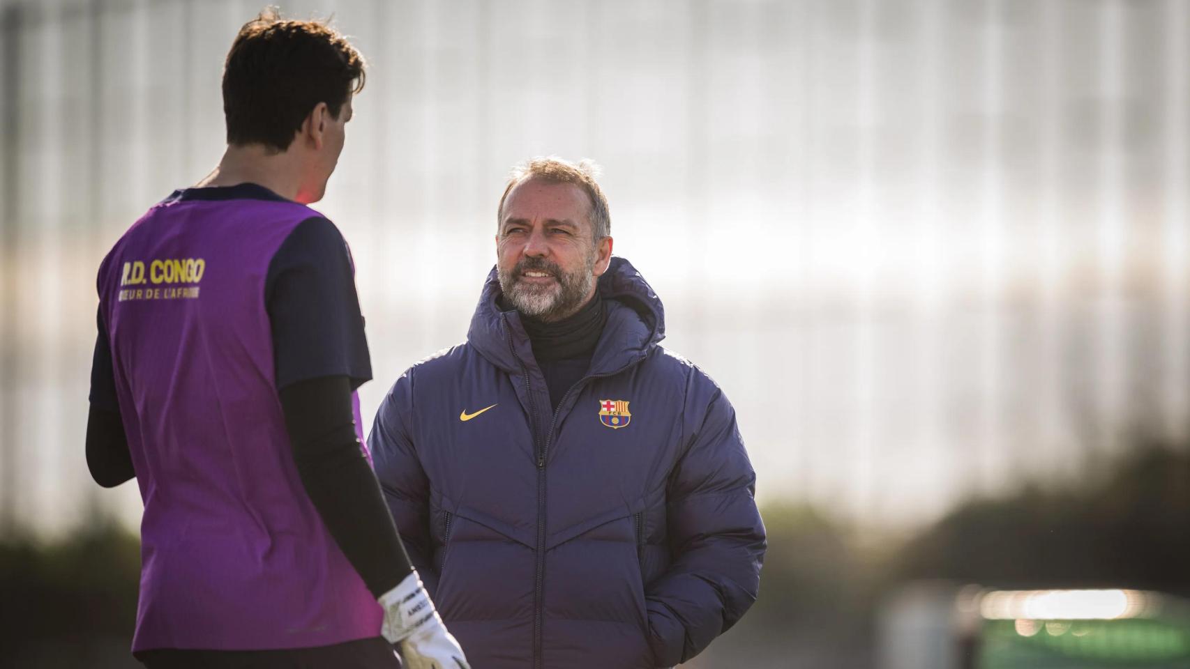 Hansi Flick habla con Wojciech Szczesny en un entrenamiento del Barça