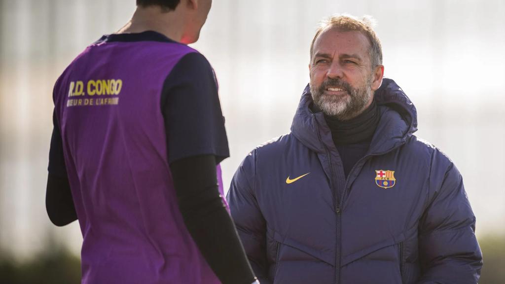 Hansi Flick habla con Wojciech Szczesny en un entrenamiento del Barça