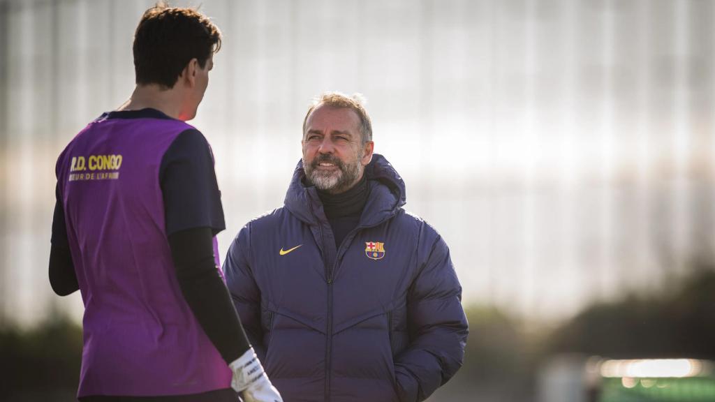 Hansi Flick habla con Wojciech Szczesny en un entrenamiento del Barça