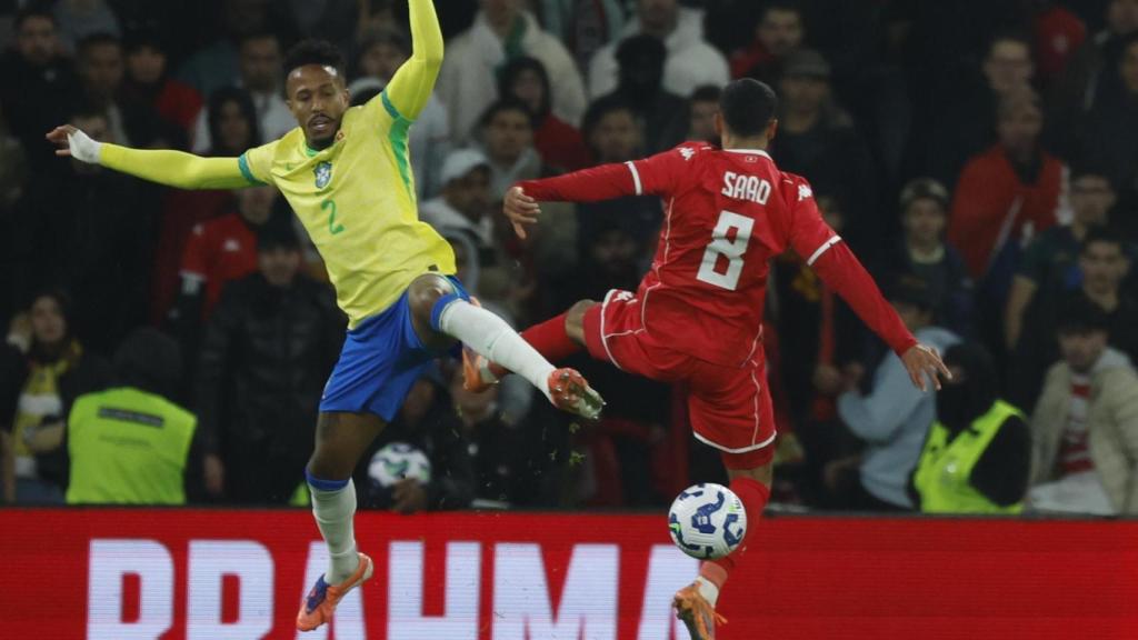 Eder Militao durante el amistoso entre Brasil y Túnez