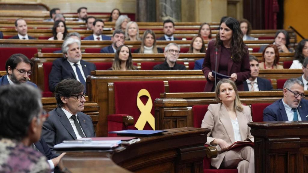 La presidenta de Junts en el Parlament, Mònica Sales, durante la sesión de control al Govern del 19 de noviembre de 2025