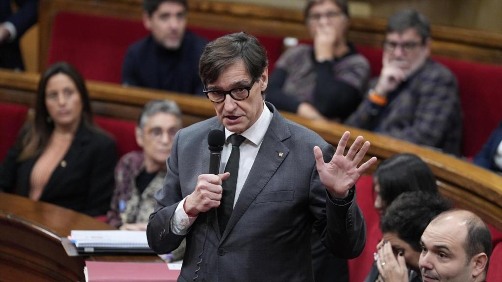 El president de la Generalitat, Salvador Illa, durante una sesión de control al Govern, en el Parlament, a 19 de noviembre de 2025