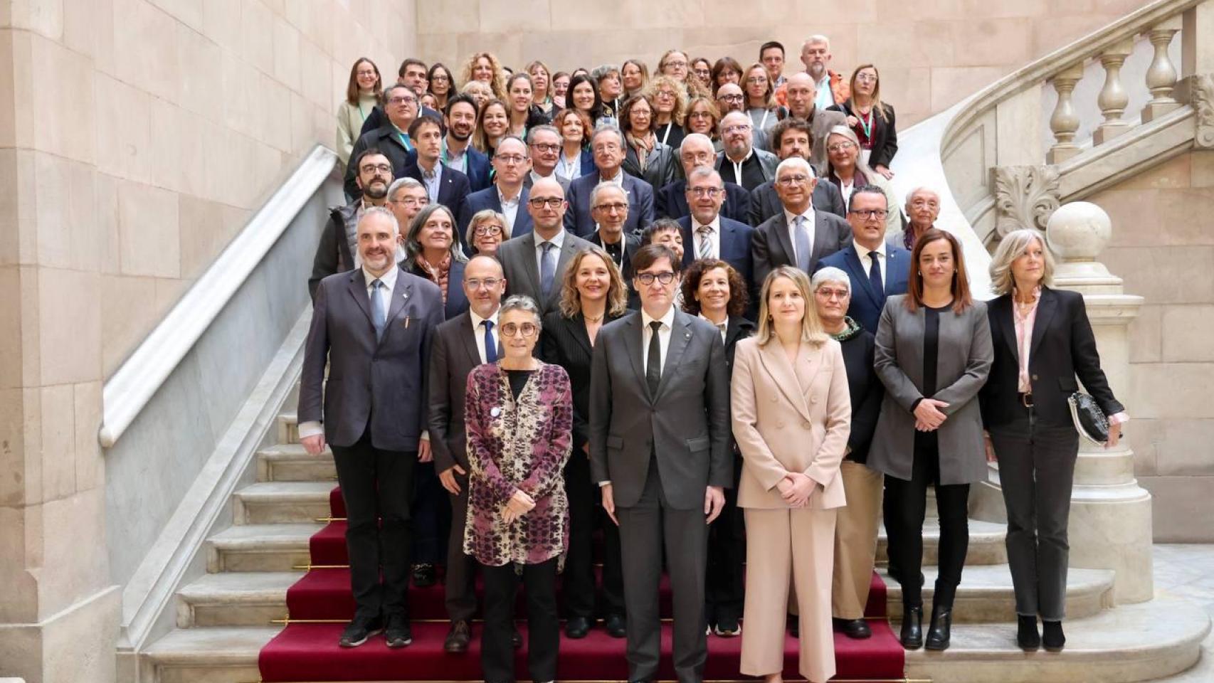 La 'consellera' de Salud, Olga Pané, el 'president' de la Generalitat, Salvador Illa, y la 'consellera' de Derechos Sociales e Inclusión, Mònics Bravo, tras la aprobación de la ley para la agencia AGAISS-Cat