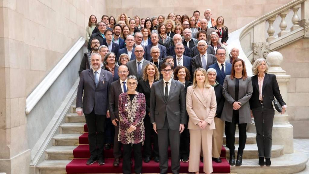 La 'consellera' de Salud, Olga Pané, el 'president' de la Generalitat, Salvador Illa, y la 'consellera' de Derechos Sociales e Inclusión, Mònics Bravo, tras la aprobación de la ley para la agencia AGAISS-Cat