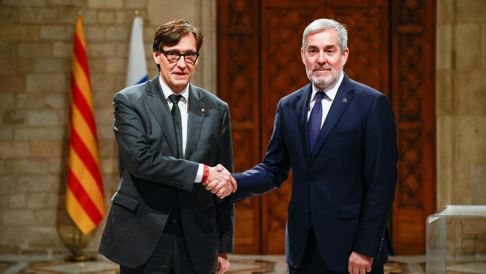 El presidente de la Generalitat, Salvador Illa (i), y el de Canarias, Fernando Clavijo, en una reunión en el Palau de la Generalitat