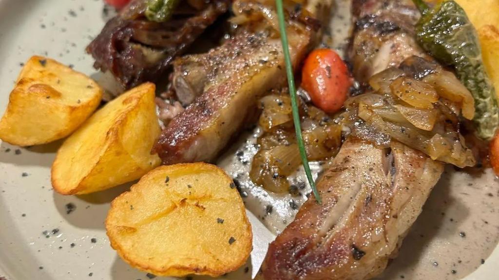 Costilla de cerdo a baja temperatura con salsa Tartufa y cebolla caramelizada