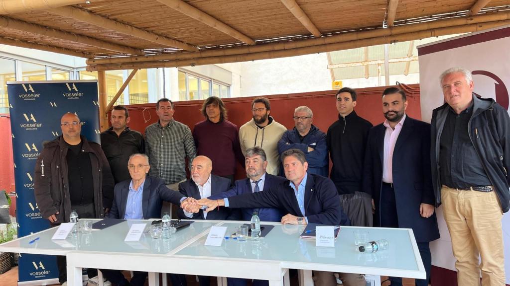 Varios representantes de clubs de futbol catalanes junto al abogado Daniel Vosseler