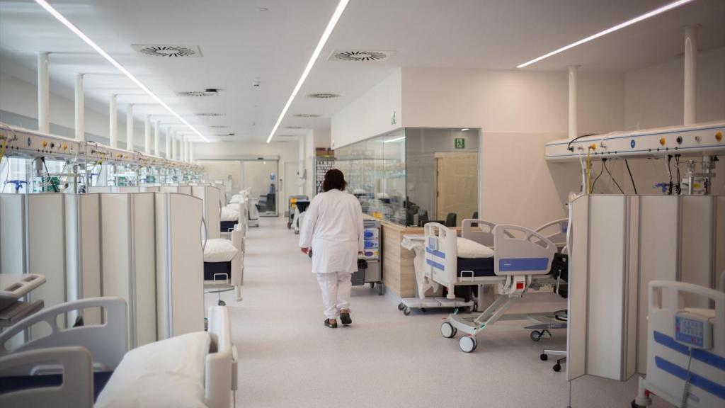 Una enfermera en el nuevo espacio polivalente del Hospital Moisès Broggi