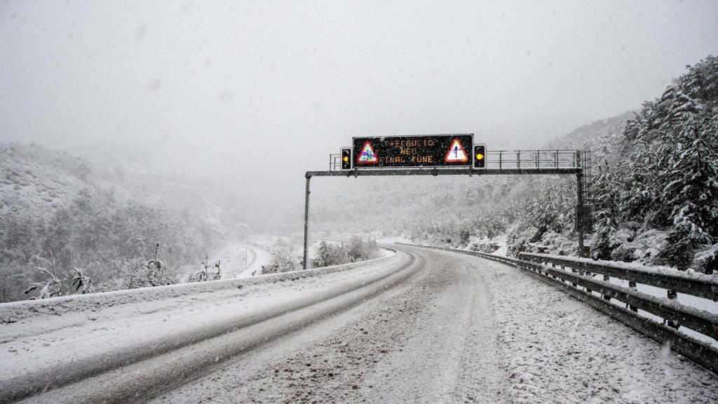 La nieve cubre la carretera, a 7 de febrero de 2023, en Vic (Barcelona)