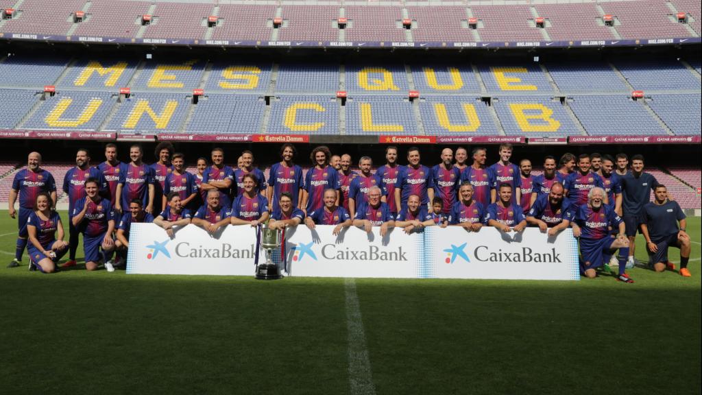 Clients de CaixaBank disputen un partit al Camp Nou