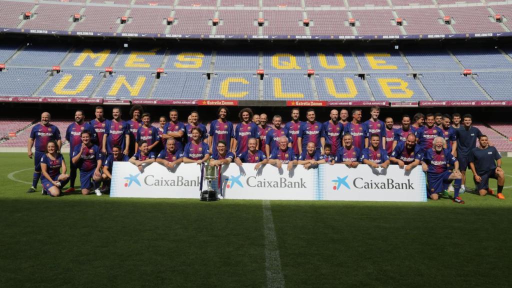 Clientes de CaixaBank disputan un partido en el Camp Nou