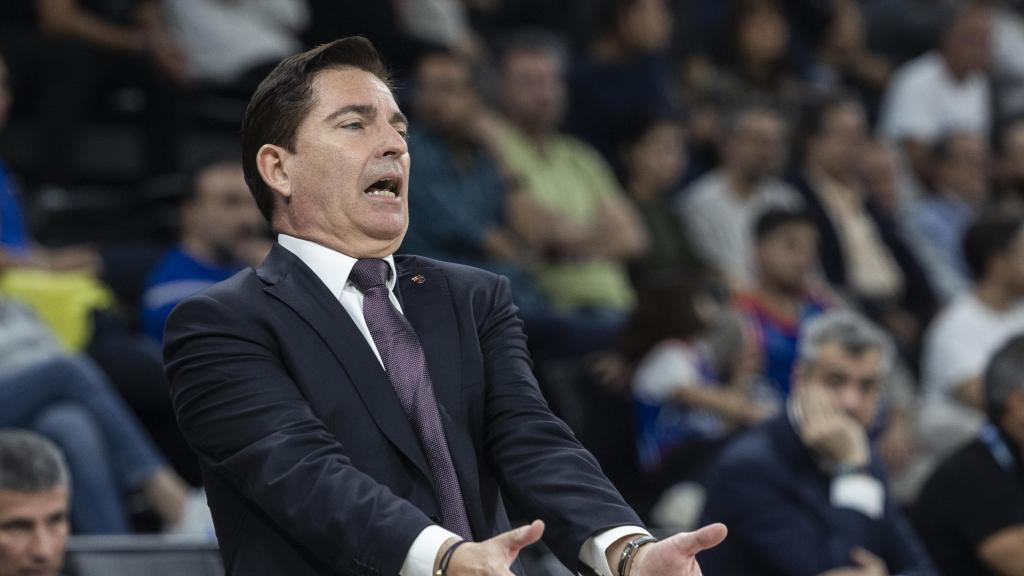 Xavi Pascual reacciona durante su reestreno en el banquillo del Barça de basket