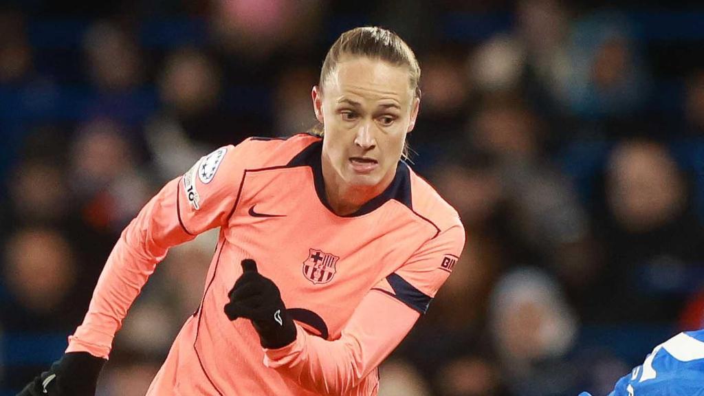 Caroline Graham Hansen pugna en carrera por el balón con Alyssa Thompson en el Chelsea-Barça Femenino de la Champions League