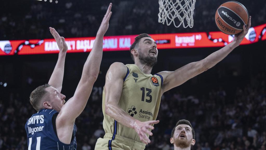 Tomas Satoransky llença una safata sota l'aro en l'Anadolu Efes-Barça de bàsquet de l'Eurolliga