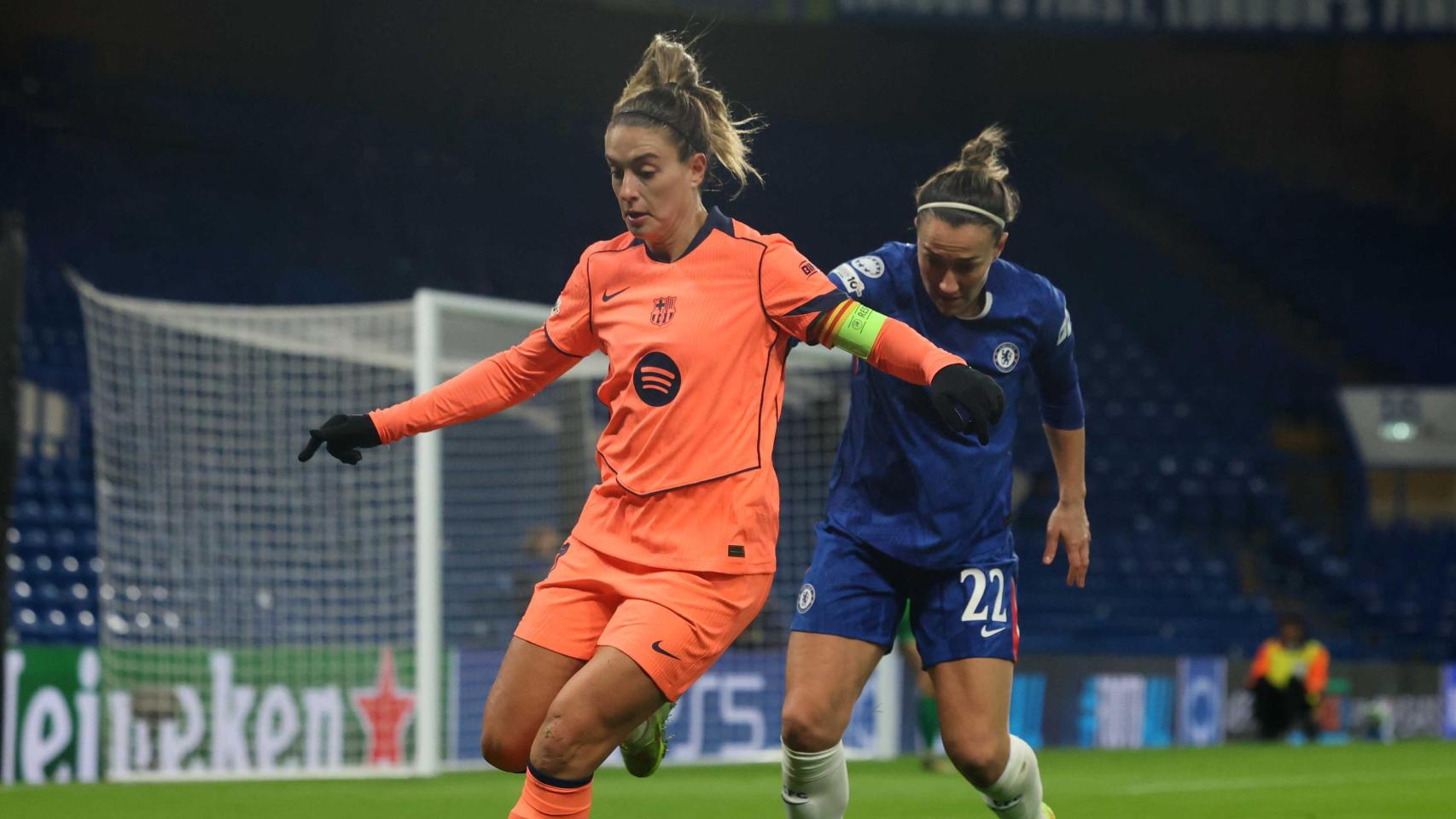Alexia Putellas, presionada por Lucy Bronze en el Chelsea-Barça Femenino de la Champions League
