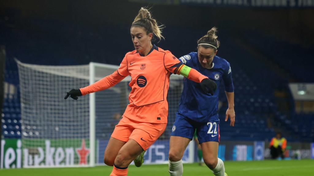 Alexia Putellas, presionada por Lucy Bronze en el Chelsea-Barça Femenino de la Champions League