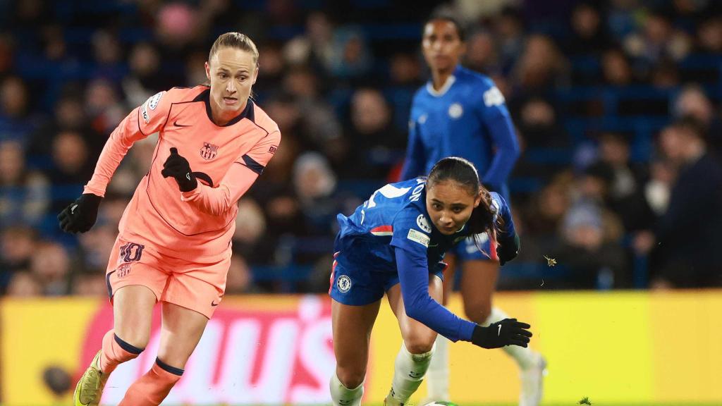 Caroline Graham Hansen lluita en cursa per la pilota amb Alyssa Thompson al Chelsea-Barça Femení de la Champions League