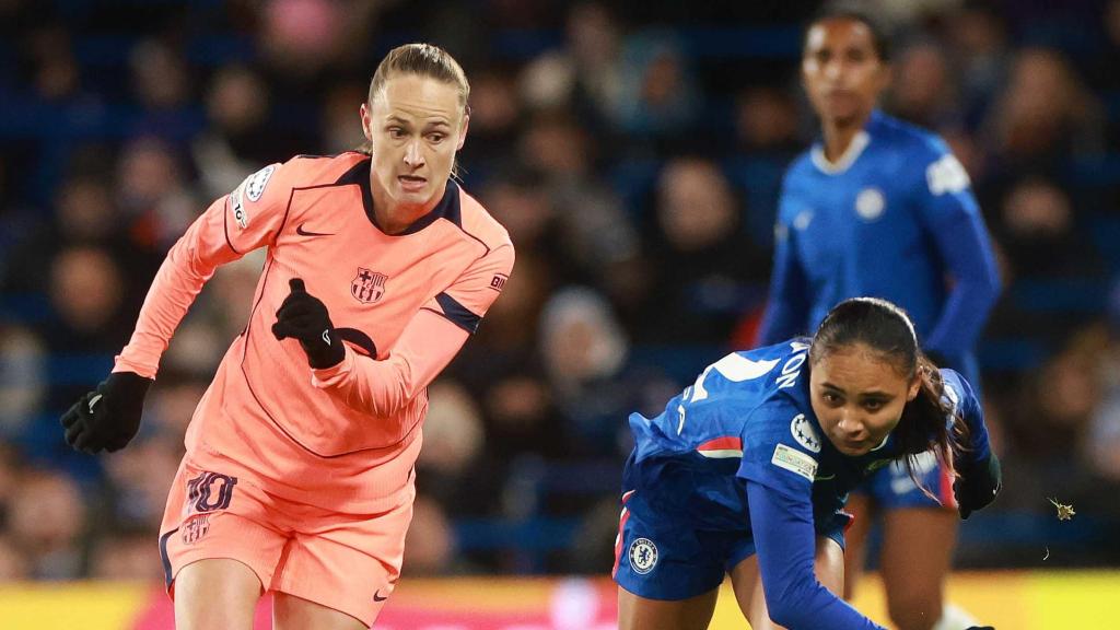 Caroline Graham Hansen lluita en carrera per la pilota amb Alyssa Thompson al Chelsea-Barça Femení de la Champions League