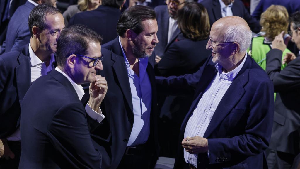 El ministre de Transports i Mobilitat Sostenible, Óscar Puente (c), i l'empresari Juan Roig (d), en l'acte per reivindicar el Corredor Mediterrani