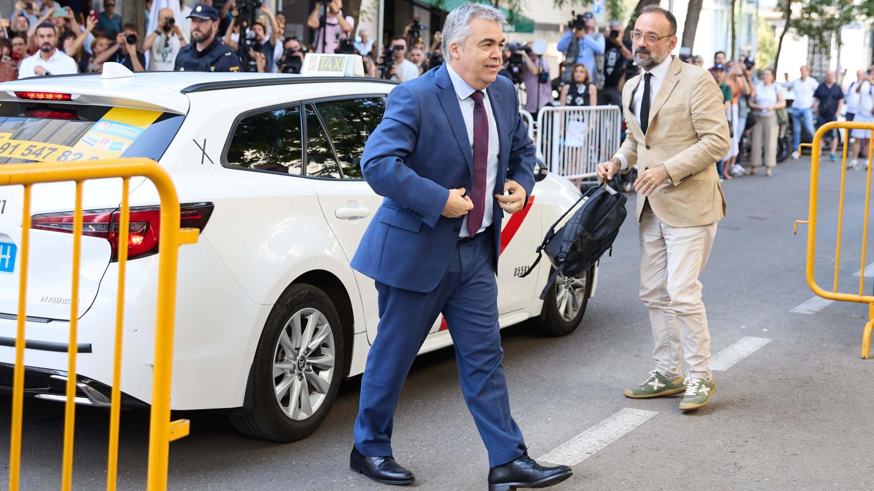 El exsecretario de Organización del PSOE, Santos Cerdán, y su abogado, Benet Salellas, llegando al Tribunal Supremo el pasado 30 de junio