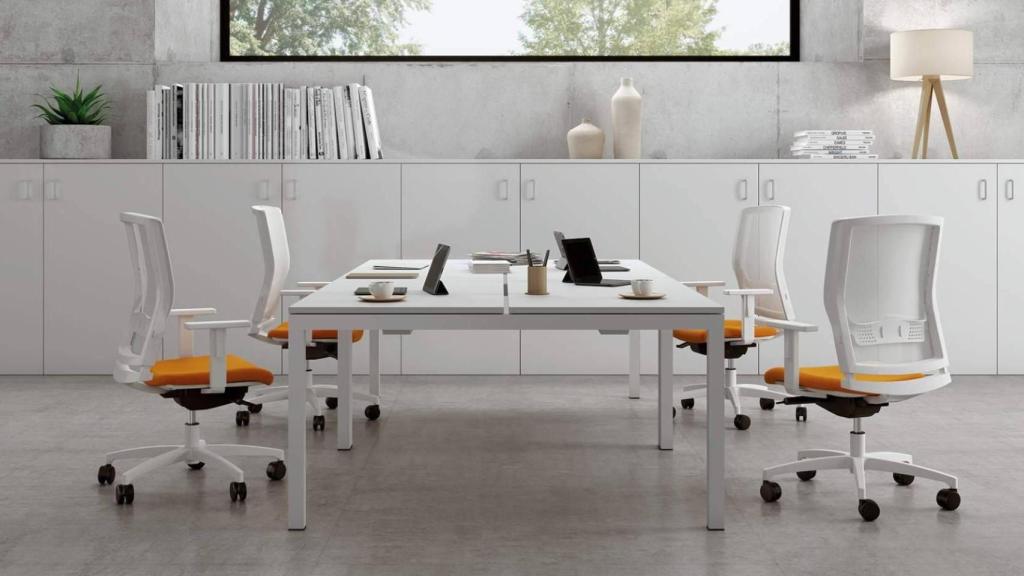 Zona de trabajo con mobiliario de OfficeDeco